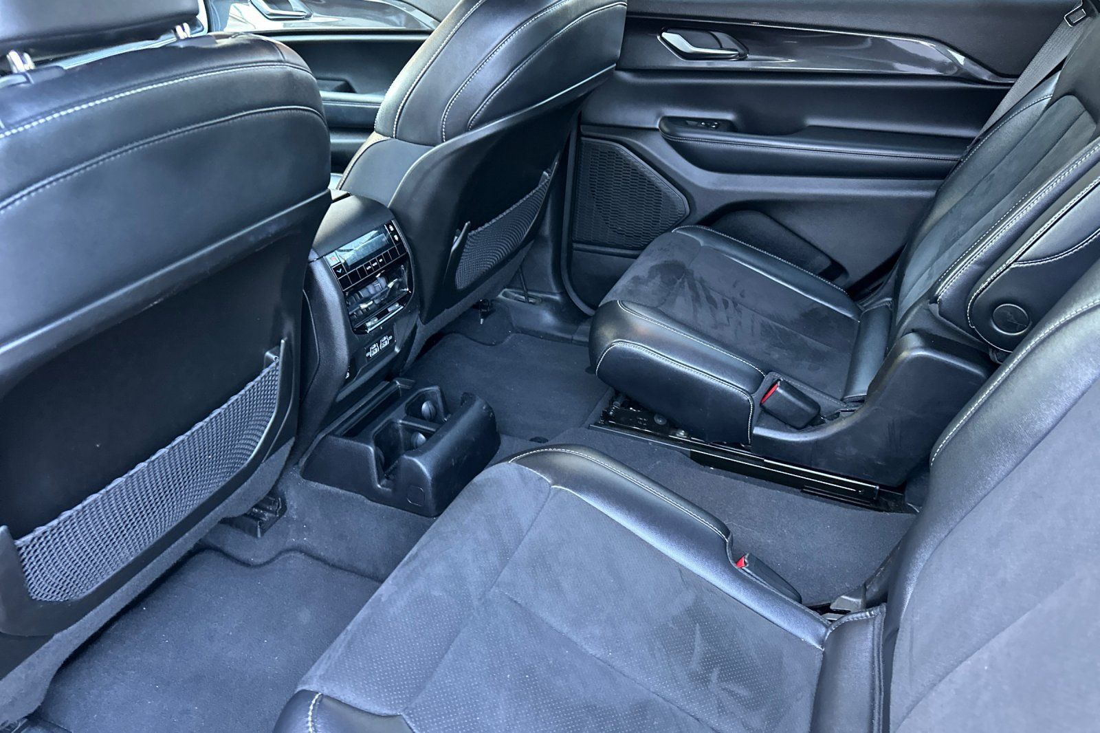 Used 2023 Jeep Grand Cherokee L Laredo AWD/4WD image 11