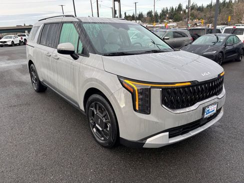 Used 2025 Kia Carnival EX image 3