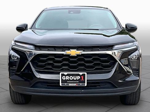 Used 2025 Chevrolet Trax LS w/ LS Convenience Package FWD image 4