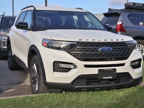 Used 2023 Ford Explorer XLT w/ Equipment Group 202A AWD/4WD image 3