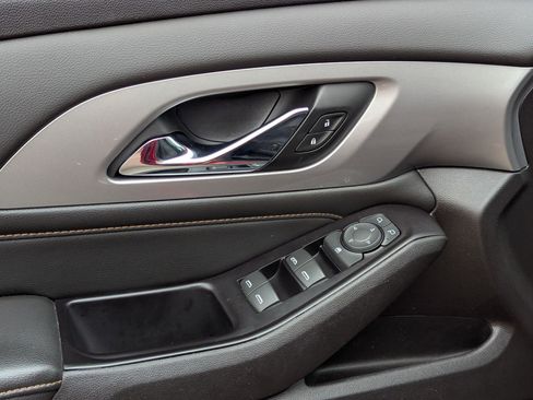 Used 2018 Chevrolet Traverse LT image 9
