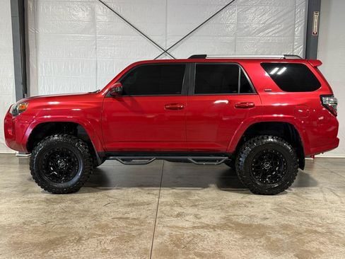 Used 2020 Toyota 4Runner SR5 AWD/4WD image 2