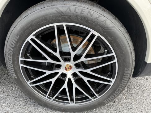 Certified 2025 Porsche Cayenne Coupe AWD/4WD image 9