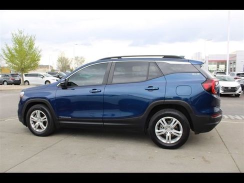 Used 2022 GMC Terrain SLE w/ Driver Convenience Package FWD image 4