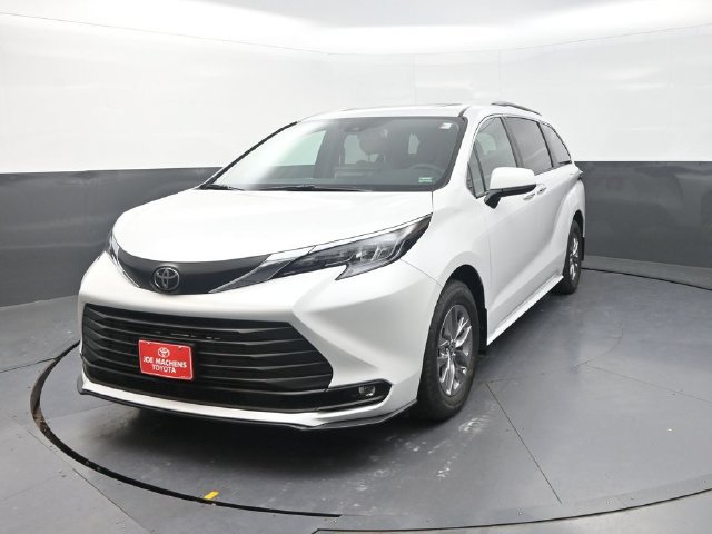 Used 2026 Toyota Sienna XLE FWD image 2