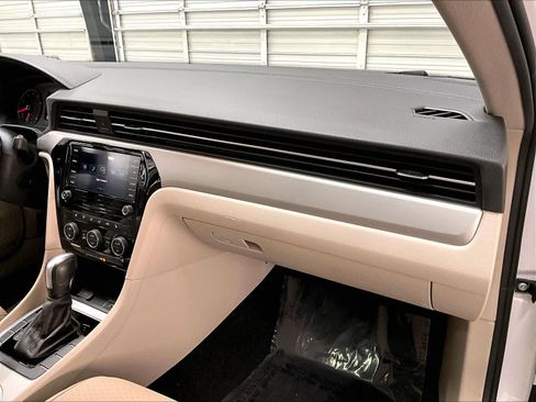 Used 2021 Volkswagen Passat 2.0T SE w/ Luggage Net & Mats Package image 13