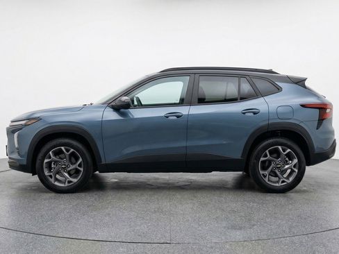 Used 2025 Chevrolet Trax LT FWD image 5