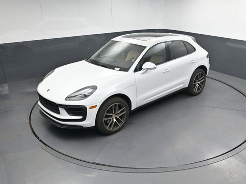 Certified 2025 Porsche Macan image 34