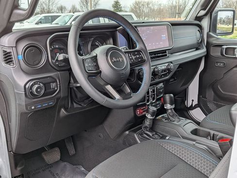 Used 2025 Jeep Wrangler Unlimited Rubicon 4xe w/ Convenience Group AWD/4WD image 9