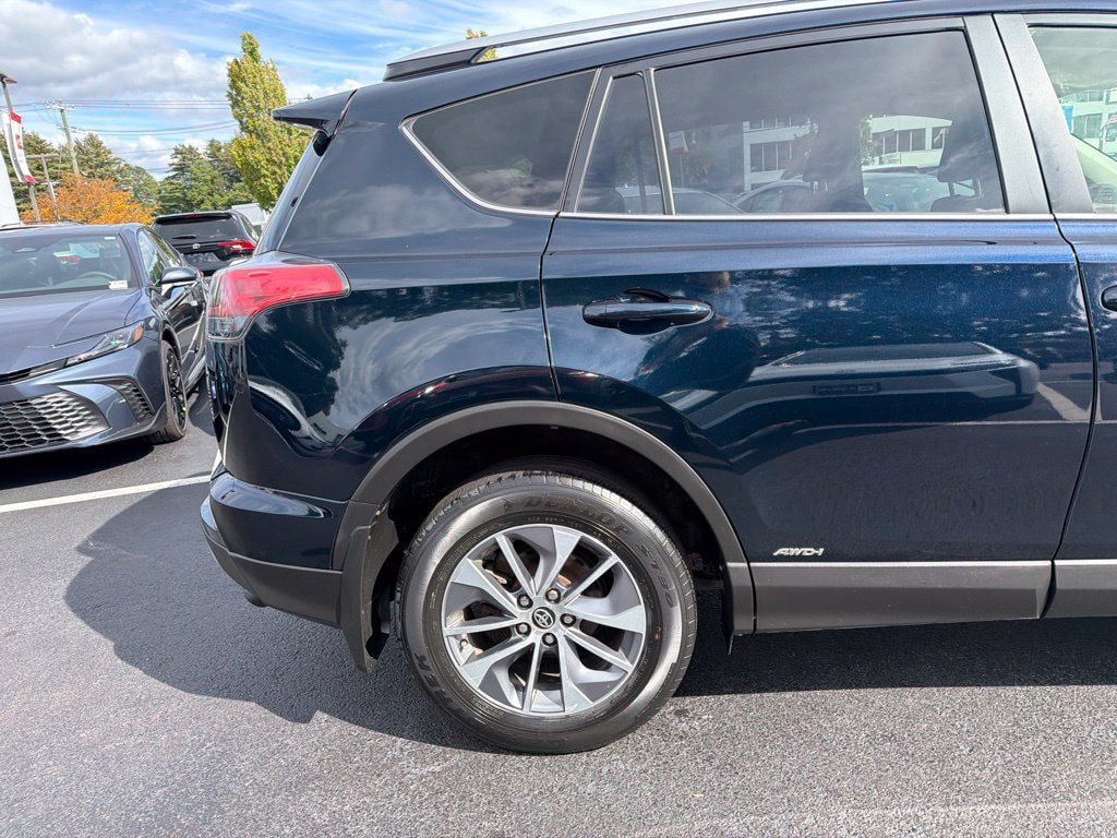 Used 2018 Toyota RAV4 LE AWD/4WD image 4
