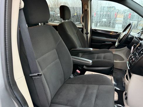 Used 2016 Dodge Grand Caravan SE image 24