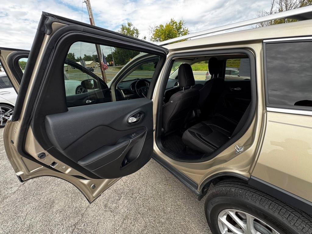 Used 2015 Jeep Cherokee Latitude w/ Cold Weather Group AWD/4WD image 11