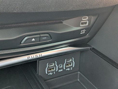 Used 2024 Chrysler Pacifica Pinnacle FWD image 33