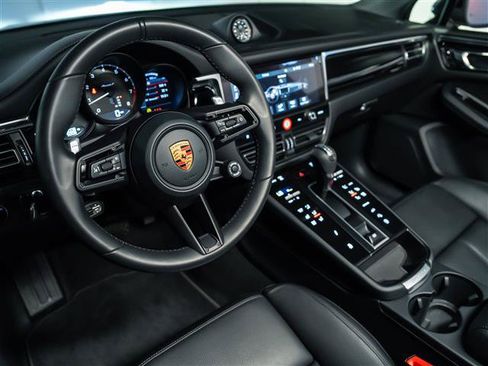 Certified 2026 Porsche Macan AWD/4WD image 4