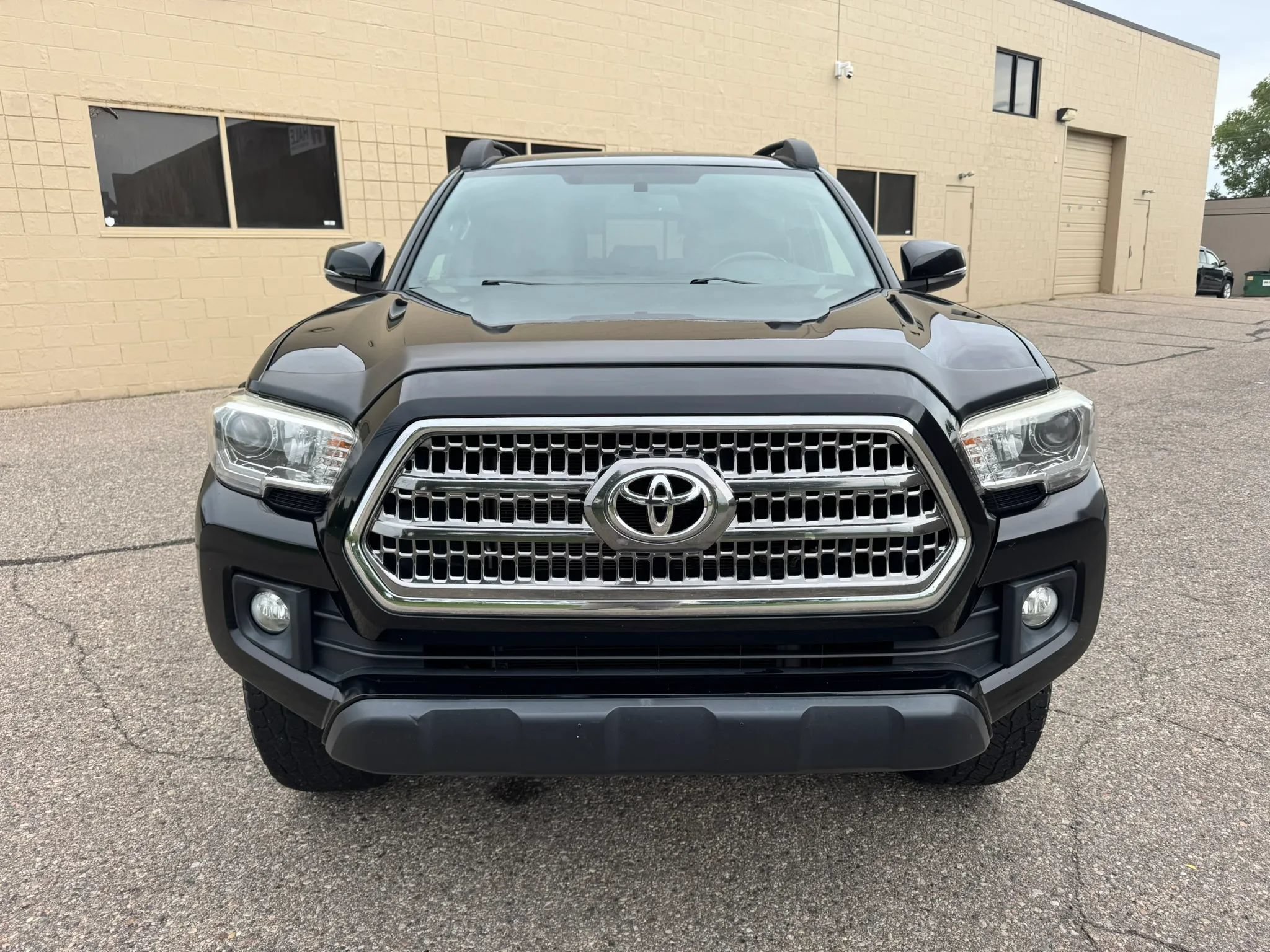 Used 2017 Toyota Tacoma TRD Off-Road AWD/4WD image 2