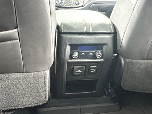 Used 2021 Chevrolet Traverse RS image 38