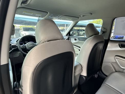 Used 2025 Kia Soul LX w/ LX Technology Package FWD image 23