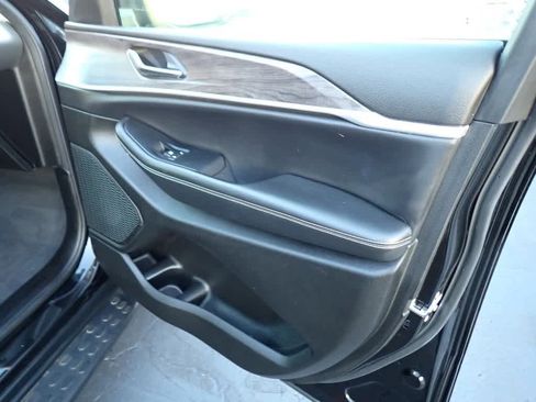 Used 2023 Jeep Grand Cherokee L Limited w/ Black Appearance Package image 27