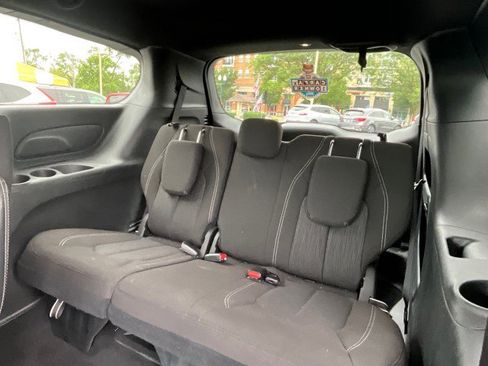 Used 2023 Chrysler Pacifica Touring FWD image 27
