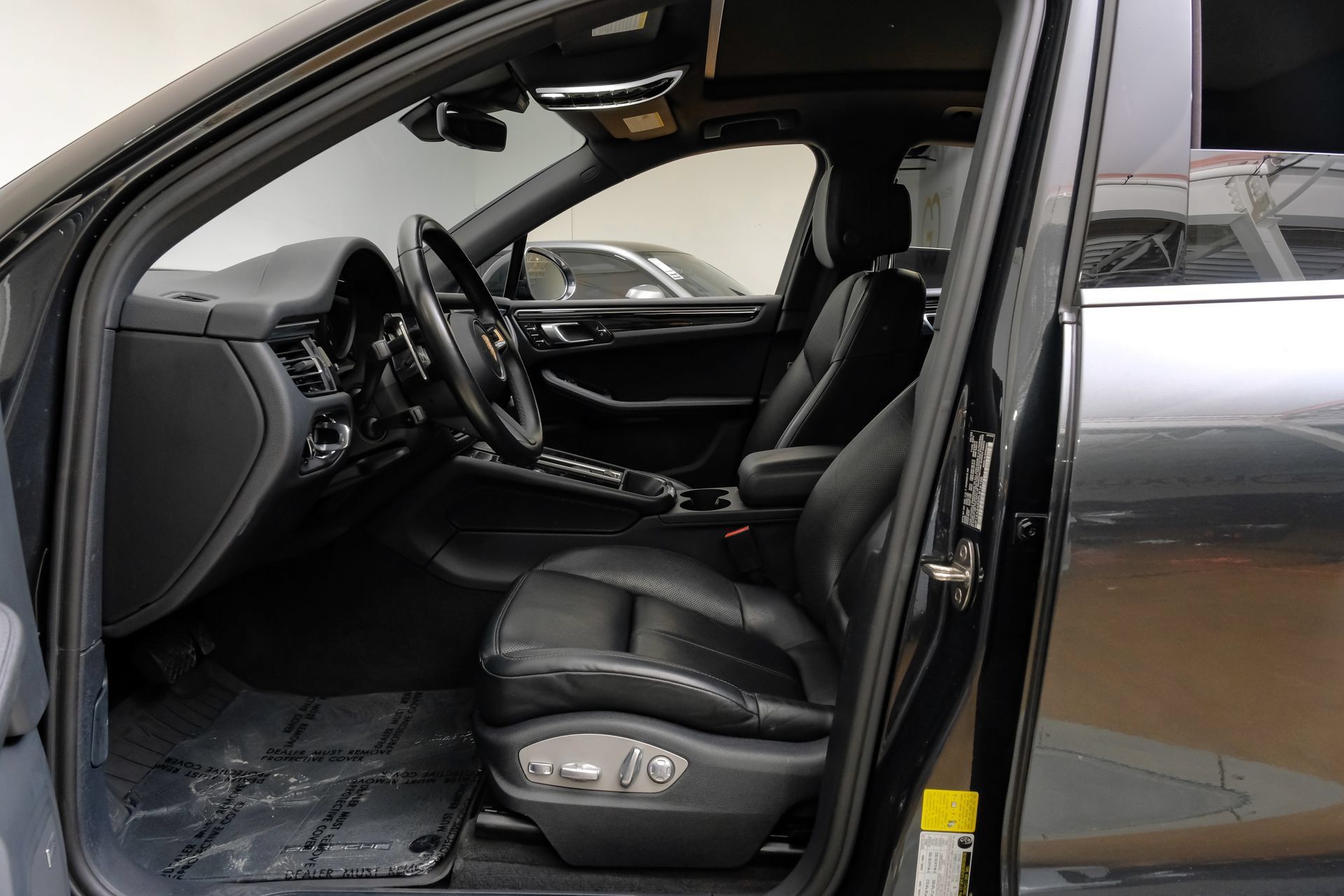 Used 2023 Porsche Macan w/ Premium Package Plus AWD/4WD image 3