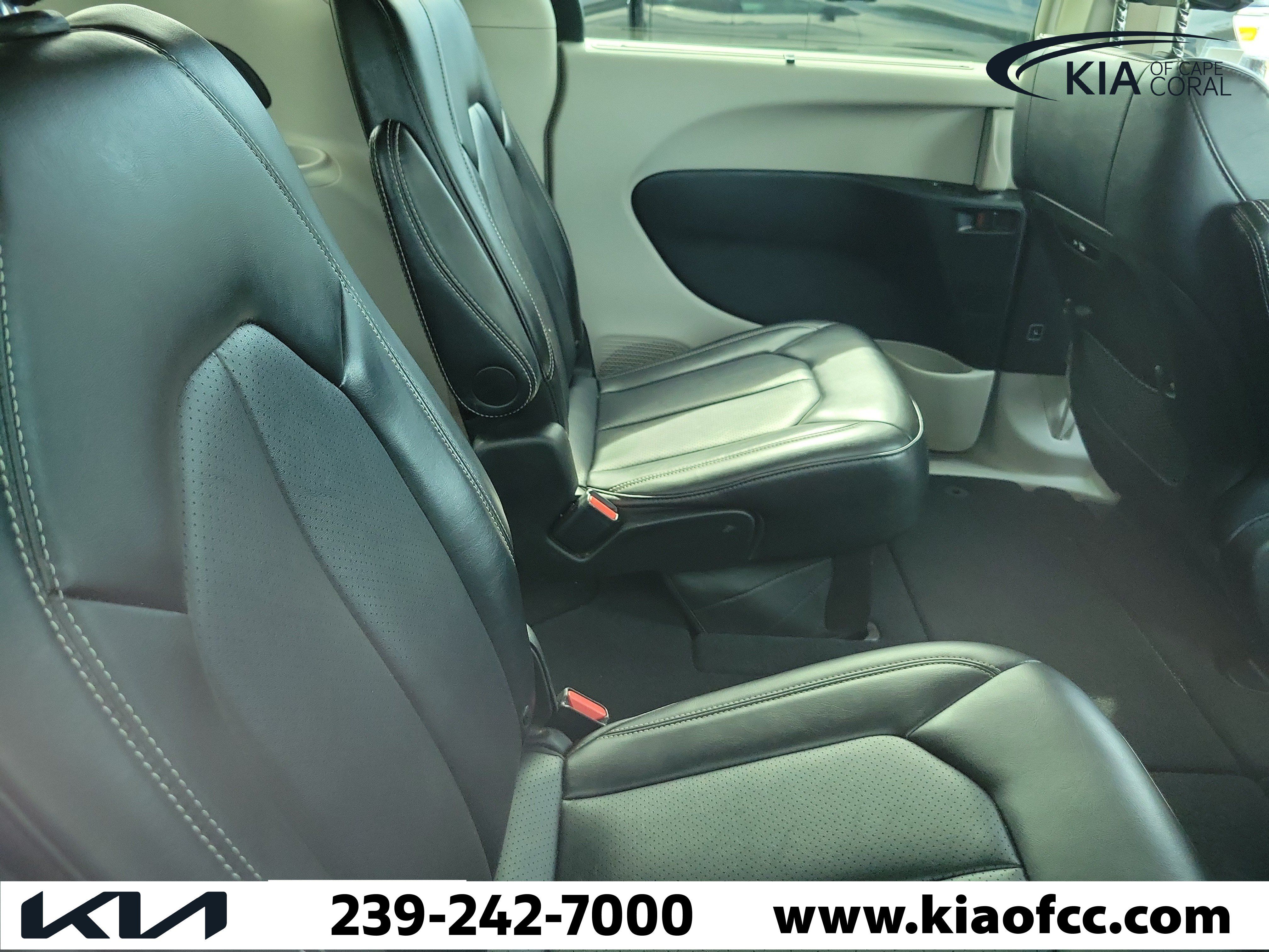 Used 2024 Chrysler Pacifica Touring-L FWD image 11