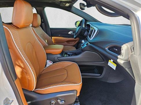 New 2026 Chrysler Pacifica Pinnacle image 17
