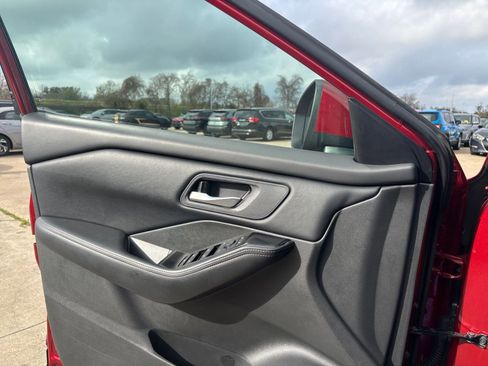 Used 2025 Nissan Rogue SV image 18