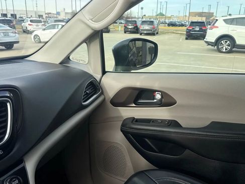 Used 2020 Chrysler Voyager Lxi image 17