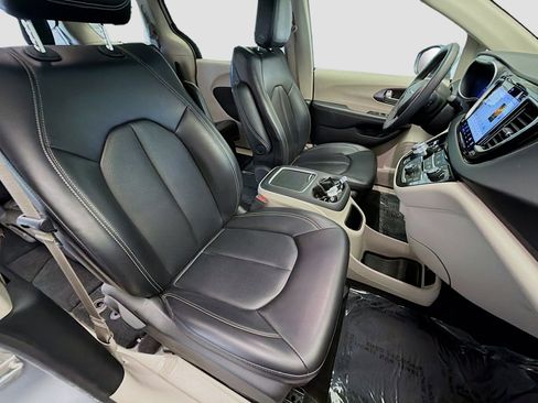 Used 2023 Chrysler Pacifica Touring-L FWD image 16