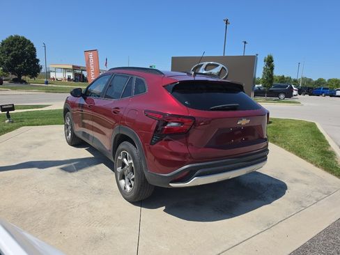 Used 2025 Chevrolet Trax LT w/ LT Convenience Package FWD image 7