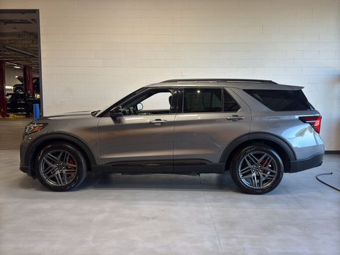Used 2025 Ford Explorer ST AWD/4WD image 2