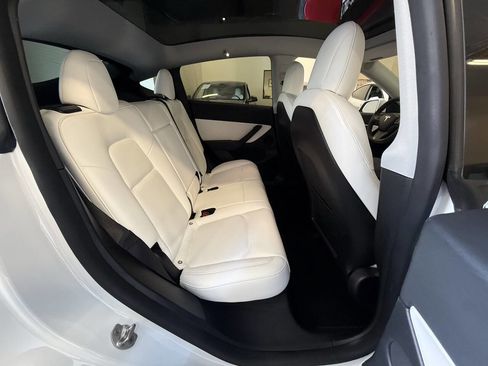 Used 2021 Tesla Model Y Long Range AWD/4WD image 26