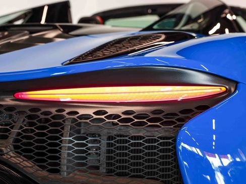 Used 2025 McLaren Artura Spider RWD image 22