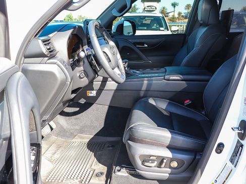 Used 2025 Lexus LX 600 4WD w/ Luxury Package image 15