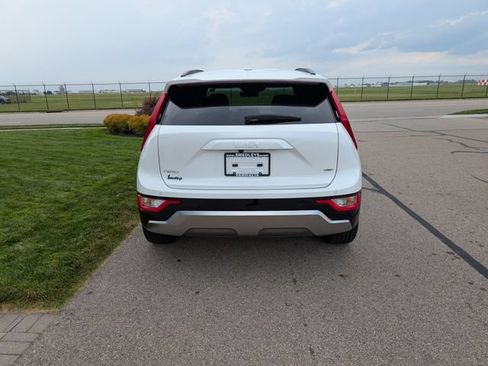 Used 2024 Kia Niro EX Touring FWD image 8
