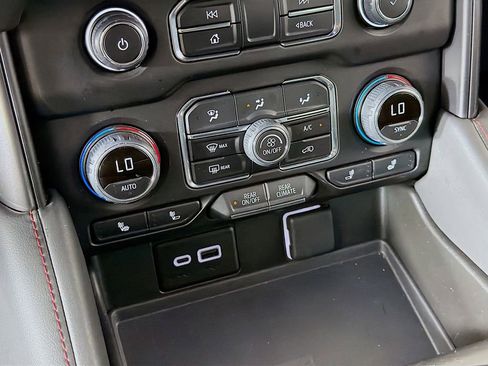 Used 2024 Chevrolet Suburban RST w/ Luxury Package image 40