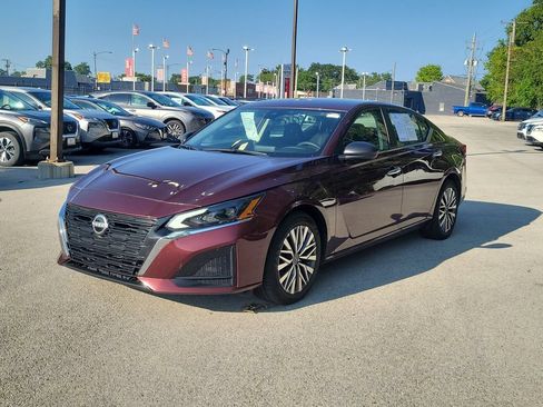 Used 2025 Nissan Altima 2.5 SV FWD image 2