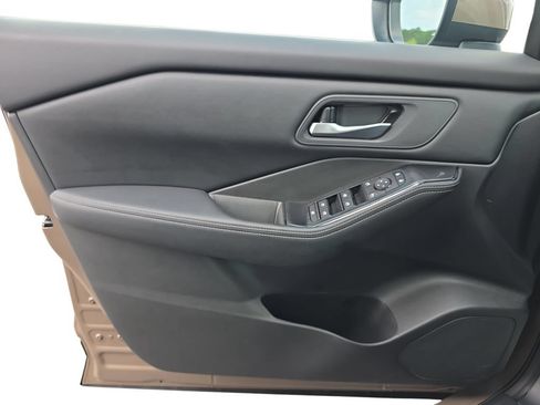 Used 2025 Nissan Rogue SV FWD image 25