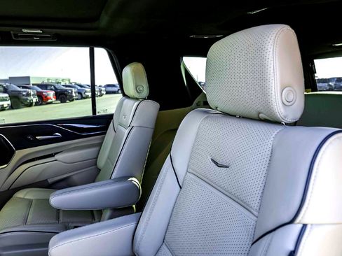 Used 2024 Cadillac Escalade Premium Luxury image 19