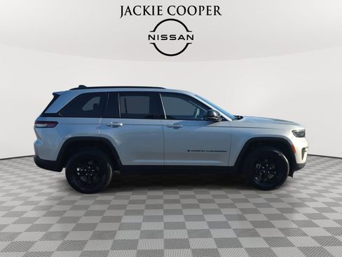 Used 2024 Jeep Grand Cherokee Altitude AWD/4WD image 4