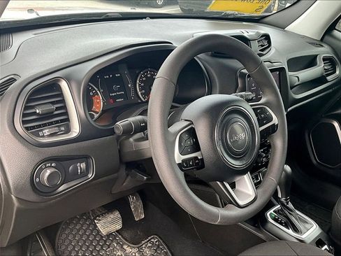 Used 2023 Jeep Renegade Latitude image 8