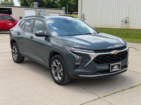 Used 2025 Chevrolet Trax LT w/ Driver Confidence Package FWD image 1