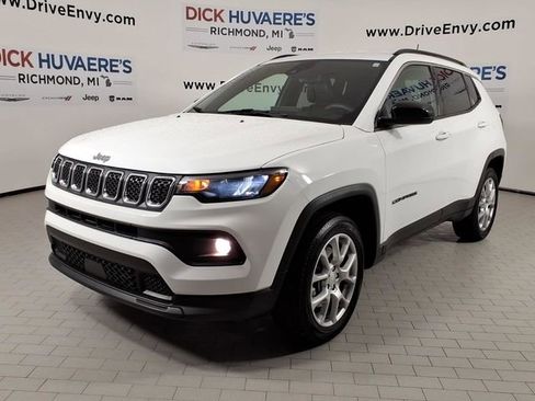 Used 2023 Jeep Compass Latitude AWD/4WD image 1