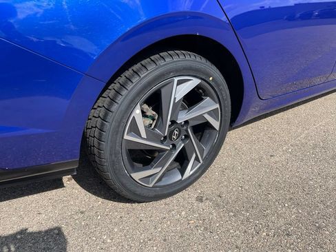 Used 2025 Hyundai Elantra SEL FWD image 3