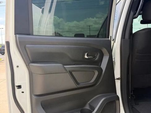 Used 2018 Nissan Titan SV w/ SV Convenience Package AWD/4WD image 7