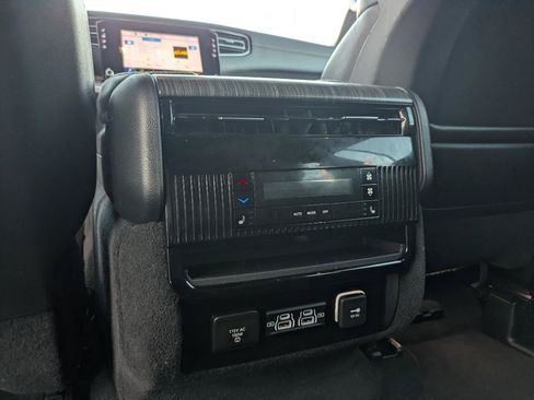 Used 2023 Jeep Wagoneer Series III w/ Preferred Equipment Group AWD/4WD image 17