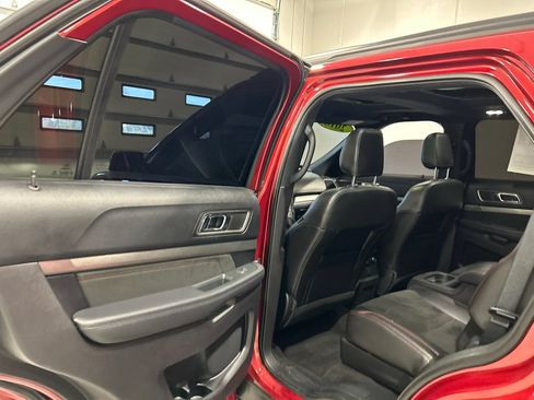 Used 2018 Ford Explorer XLT w/ Equipment Group 202A AWD/4WD image 31