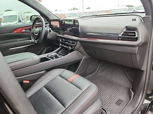 Used 2024 Chevrolet Traverse RS AWD/4WD image 36