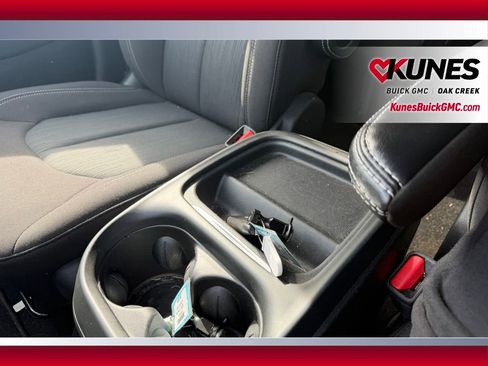 Used 2023 Chrysler Pacifica Touring FWD image 18