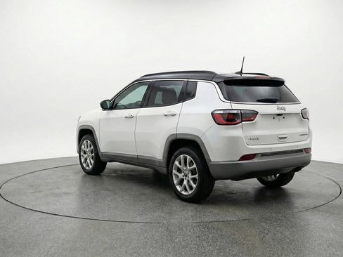 Used 2025 Jeep Compass Limited image 5